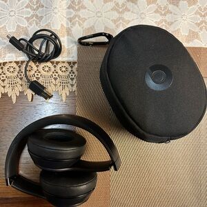 Beats by Dre matte black solo 3 wireless
